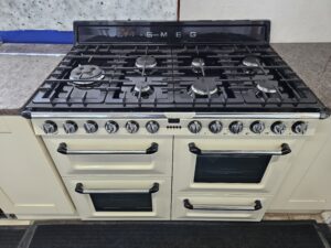 Smeg Victoria Dual Fuel Range Cooker Cream