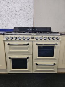 Smeg Victoria Dual Fuel Range Cooker Cream